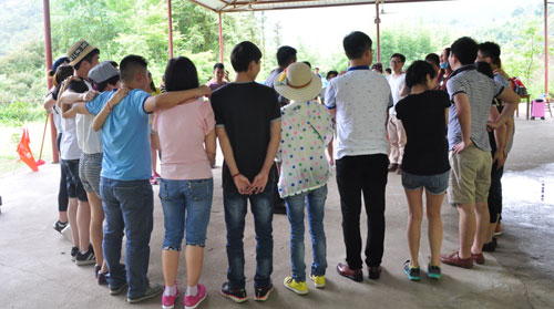 单位培训,需要一个队名、口号,我们6人。要霸