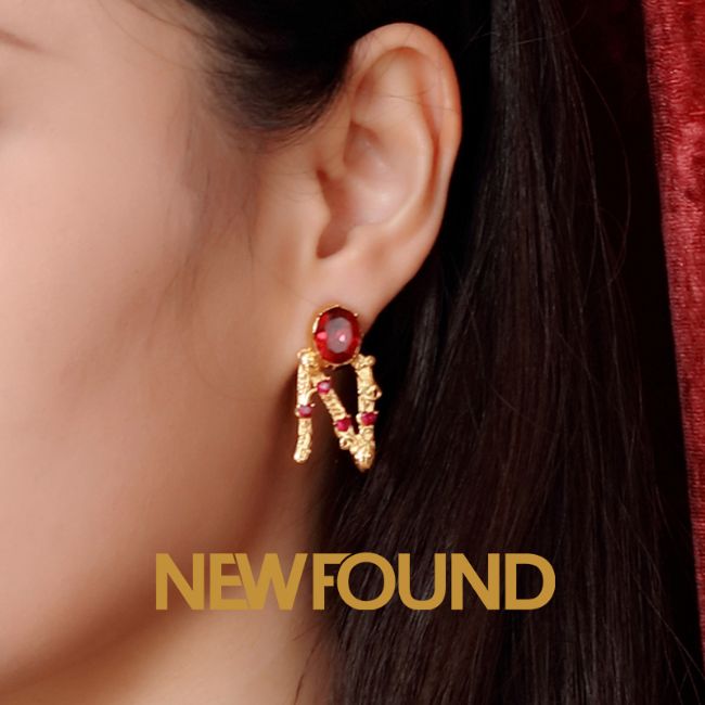 纽方 NM40016耳环小众设计感轻奢耳钉镶嵌彩钻字母耳环 礼盒装