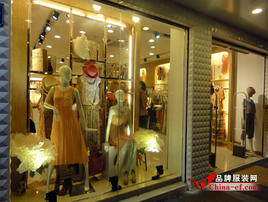 隨著日新月異,服裝店蓬勃發展,店面陳列展示是店面不可欠缺一部分。陳列是為了提升店面品牌形象,吸引顧客,提高銷量。陳列通過運用各種道具集合快時尚及其產品定位,產品通過陳列技巧展示出來。作為店面店員首要任務要勤快,通過經常變化方式,把店面時尚商品不斷更新,使店面每天都是時尚煥然一新。