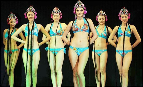 <em>女运动员</em>必须穿三点式泳装