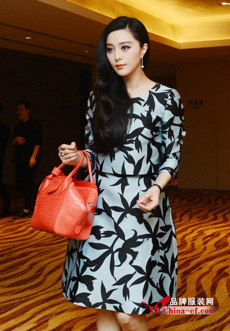 《白发魔女传之明月天国》首映 范冰冰挎LV手