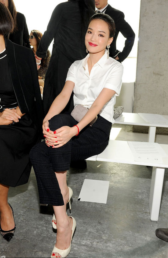 舒淇<em>白衬衫</em>配黑裤干练亮相BOSS秀-高级成衣