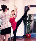  刘亦菲微博晒练舞旧照  一字马秀大长腿