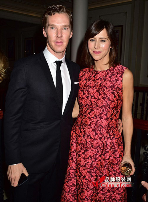 卷福携未婚妻出席颁奖会 索菲·亨特印花长裙