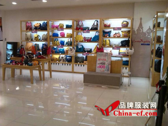 近日,帆布共和国箱包品牌专柜强势入驻新疆部分地区,分别是新疆昌吉汇嘉生活广场店、新疆库尔勒汇嘉购物中心店、新疆乌鲁木齐百商购物中心店、新疆乌鲁木齐丹璐购物中心店、新疆乌鲁木齐五一商场店、新疆乌鲁木齐友好时尚购物城店和新疆五家渠汇嘉时代百货店。祝新店生意兴隆,财源广进,佳绩不断高升!