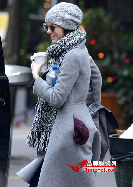 女星Emma Stone现身纽约街头 休闲装扮时髦吸