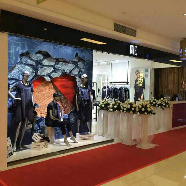 欧E女装品牌专卖店在四川德阳上美广场盛装绽