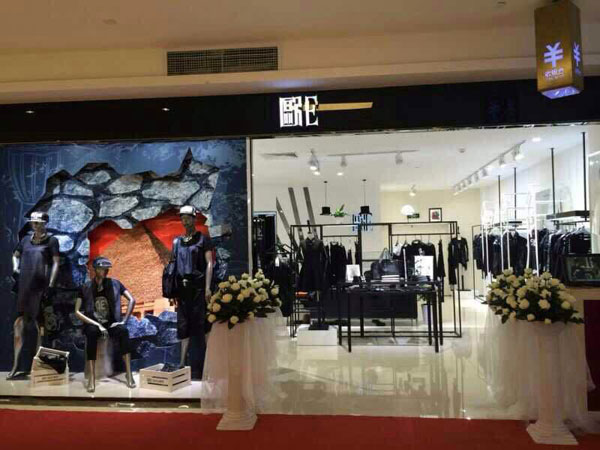 欧E女装品牌专卖店在四川德阳上美广场盛装绽