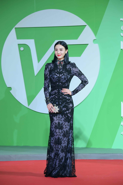 宋佳出席上海电视节 酷帅评委艳压红毯