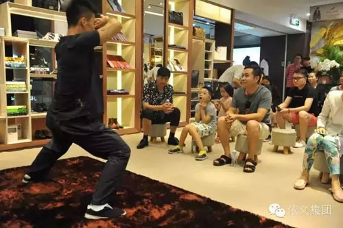 依文品牌服装店里 举办了一场让小朋友惊呆的