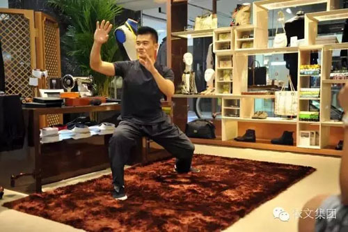 依文品牌服装店里 举办了一场让小朋友惊呆的