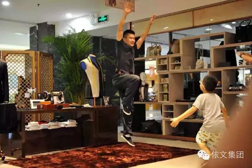 依文品牌服装店里 举办了一场让小朋友惊呆的