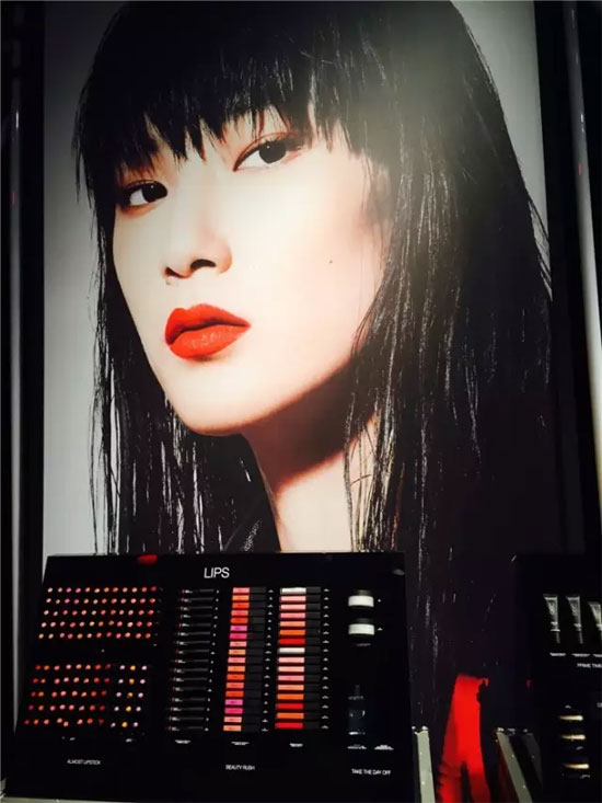 窦靖童现身MO&Co. Fashion Gala 2016炫酷你