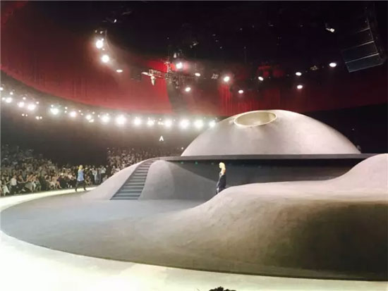 窦靖童现身MO&Co. Fashion Gala 2016炫酷你