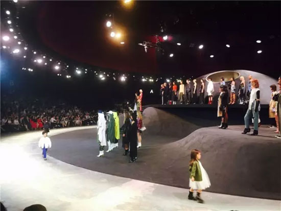 窦靖童现身MO&Co. Fashion Gala 2016炫酷你