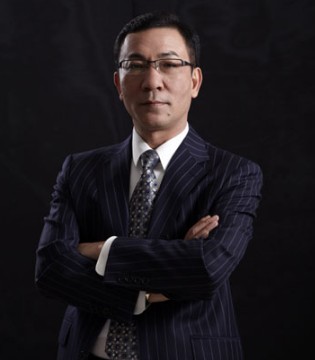 奥丽侬,内衣领袖,何炳祥