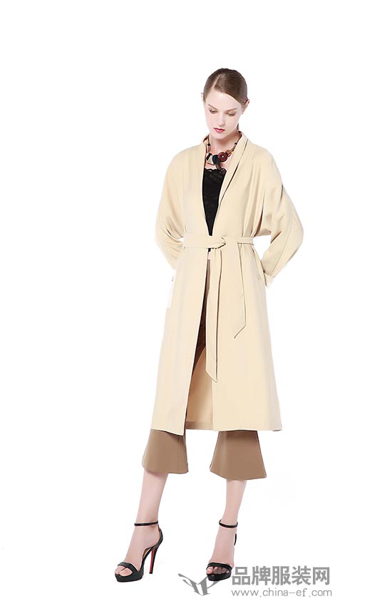 被邓超COS的杨幂机场照来了 时尚个性穿搭十