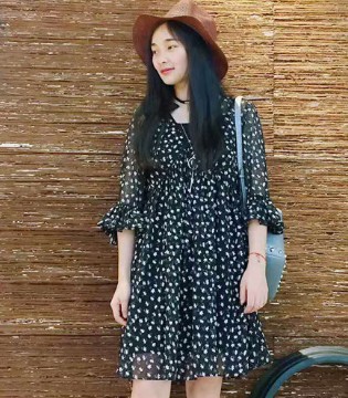 底色,DINS,波点长裙