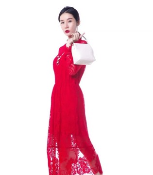 凯·芬梵妮,石榴红连衣裙,红色裙子,红色蕾丝,红色喇叭裤