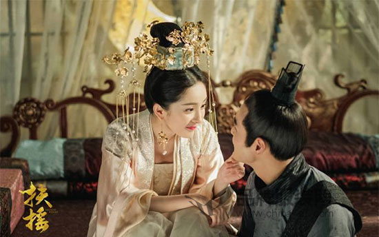 杨幂现身电视剧《扶摇》北京发布会 调侃阮经