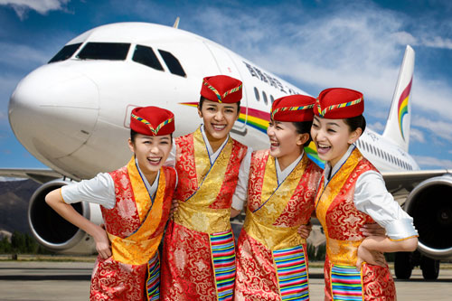 西藏航空新版空乘制服面世 首席设计师丁冠尧
