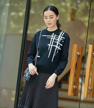玖姿,百褶裙,V领毛衫,黑色衬衫