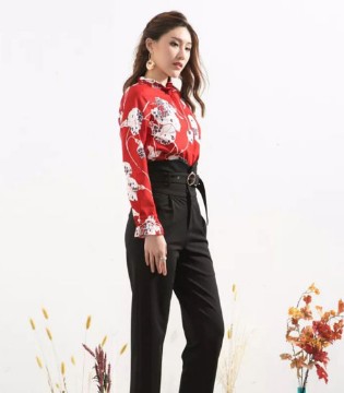 莎斯莱思,吉林电视台《大城小事》栏目主持人,Saslax衬衫,红色印花衬衫