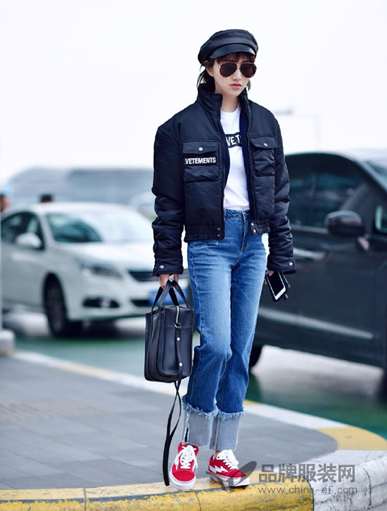 景甜现身机场 贝雷帽+蓝色直筒牛仔裤演绎美式