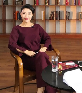 姜鑫鑫出席某卫视栏目的主持,ECA轻奢女装,ECA服饰文化推广大使