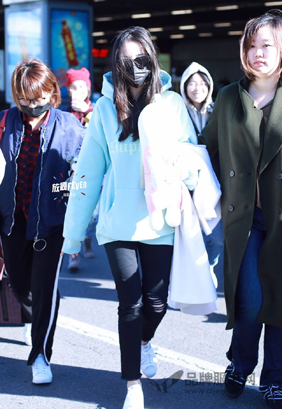 90后人气小花迪丽热巴最新机场私服美照 爱丽