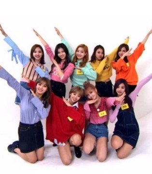 一周的偶像,TWICE,PINBLACK女装,TWICE同款