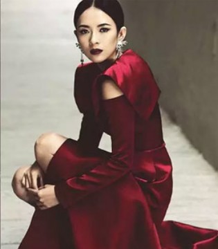 雅莹,雅莹女装,国际章,红色大衣