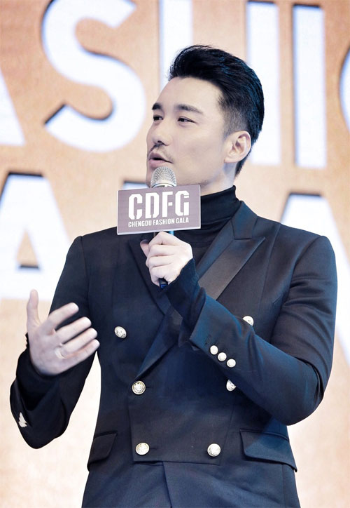 胡兵获时尚领袖演员奖 再登全球最佳着装男士