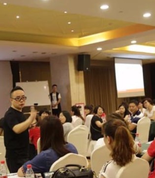 2018冬季,新品发布会,品牌女装,华丹尼