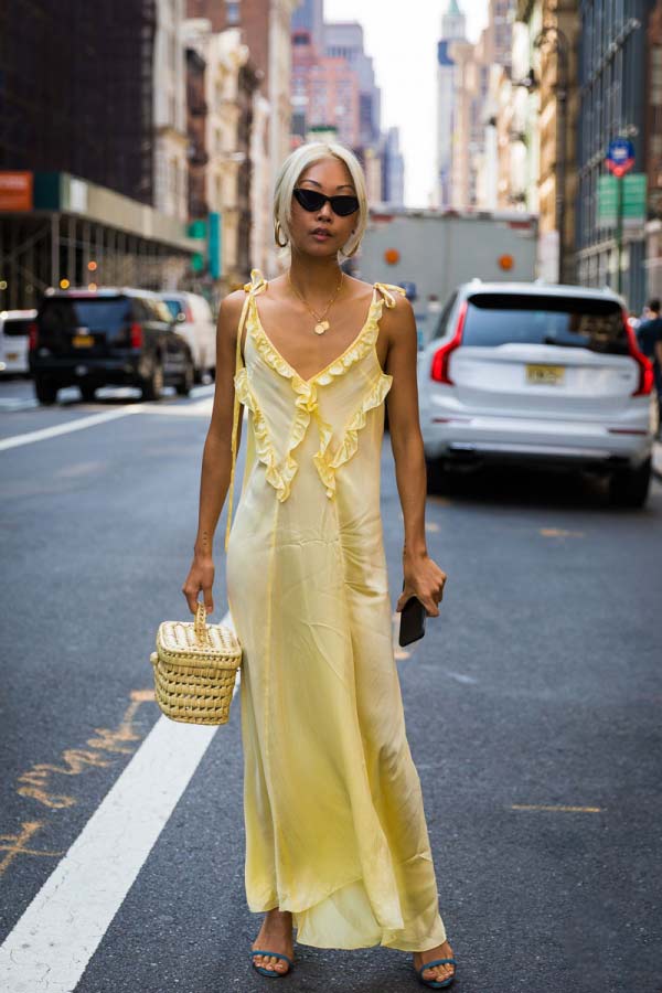 品牌折扣女装聚多品：黄裙子配什么颜色的鞋
