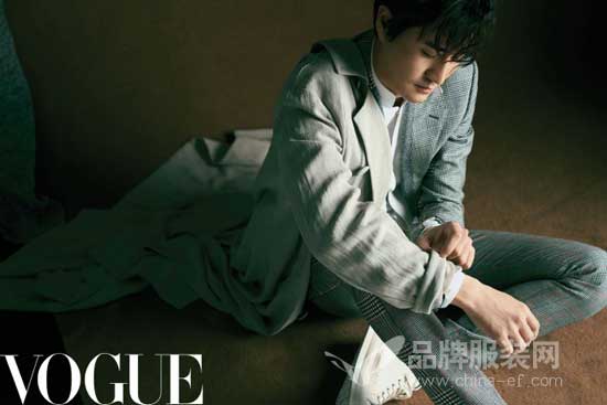 杨玏为《VOGUE》八月刊献写真:休闲揉碎的绅士感