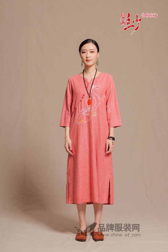 曼茜纱民族女装用新鲜的文艺感创造新的民族风尚
