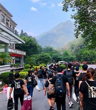 品牌服饰,寻秋之旅,它钴男装