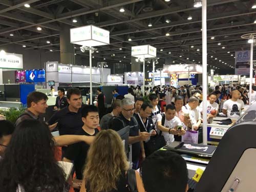 今年的展會來得有點遲 但它還是來了來了來了?。。? /></p><p>　　看到人氣滿滿的現場，我們下定決心，2020年要舉辦一場更有品質的展會。相信經過一年的沉淀，此次的亮點會更多，甚至超過上一屆，讓我們一起來期待吧。</p><p>　　<strong>四、展會預告</strong></p><p>　　8月4日，我們不見不散。</p>
						
					</div>
					<ul class=