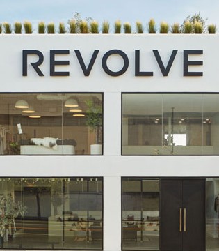 Revolve,在线渠道,Revolve发展
