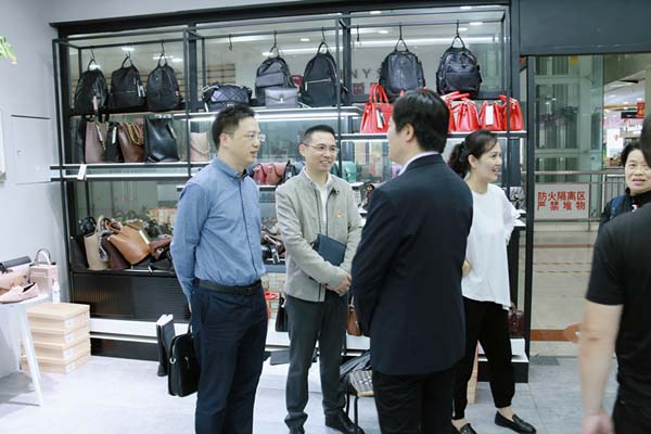 融入長(zhǎng)三角 加速內(nèi)循環(huán) 組委會(huì)走進(jìn)常熟服裝城