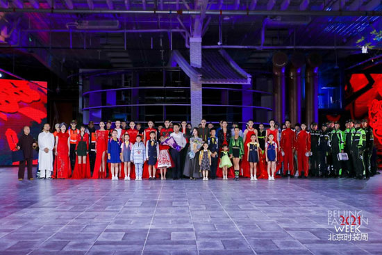 北京時裝周|金頂獎設計師劉薇科技時尚 致敬城市守護者