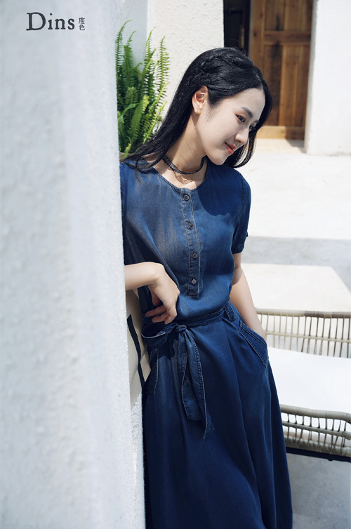 底色女装简约穿搭 一袭翩然入夏的清凉