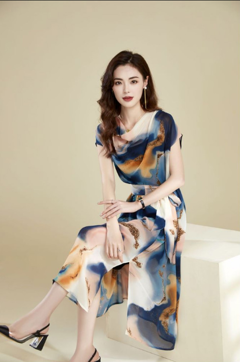 爱依莲女装 夏日的浪漫从缤纷的色彩开始