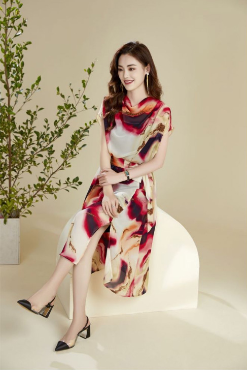 爱依莲女装 夏日的浪漫从缤纷的色彩开始