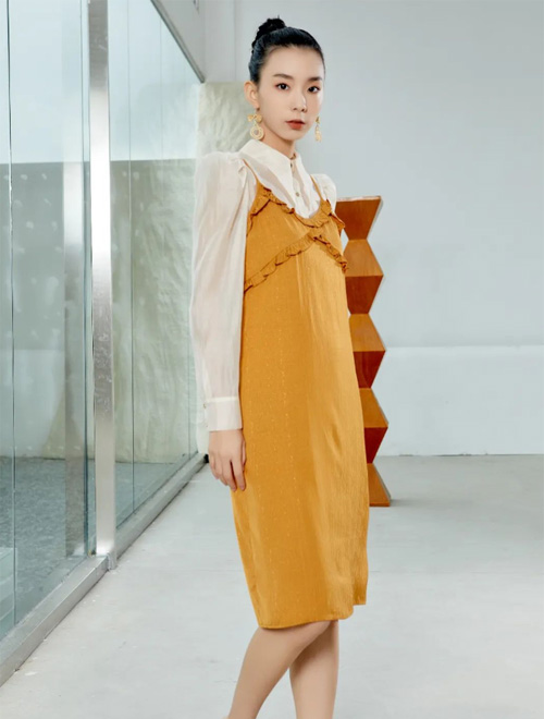 纳薇品牌女装2022年秋季新款橘黄色连衣裙
