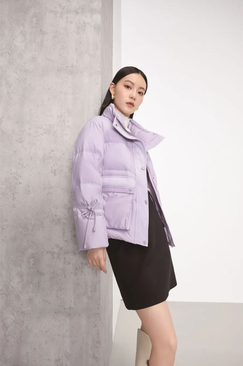 瑞尔时尚品牌女装2022年秋季新款浅紫色羽绒服外套