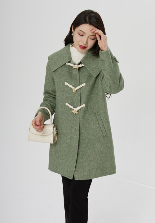 嫚慕丝品牌女装2022年秋季新款抹茶绿的中长款牛角扣大衣