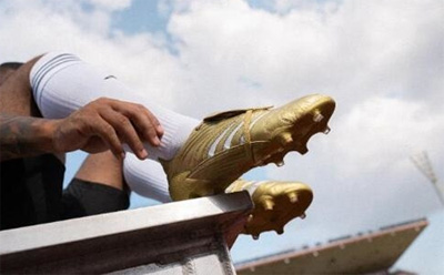 阿迪�_斯上架PREDATOR ABSOLUTE世界杯限量版球鞋