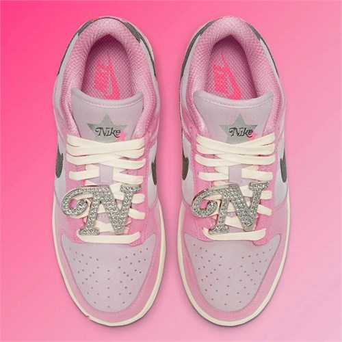 Nike推出了一款以芭比粉色为主题的时尚球鞋 吸引了广大时尚爱好者的目光